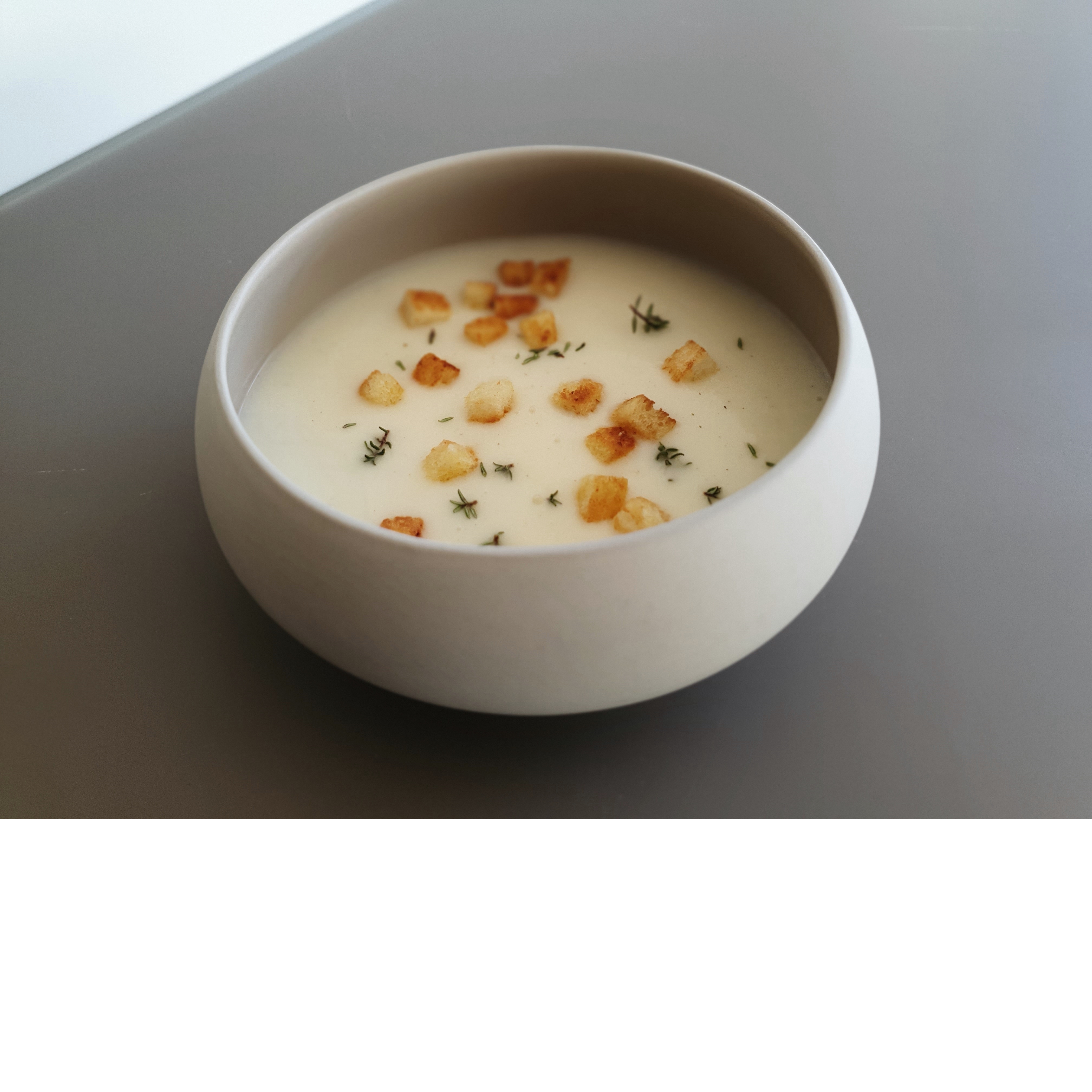 Cream of potato soup / Croûtons